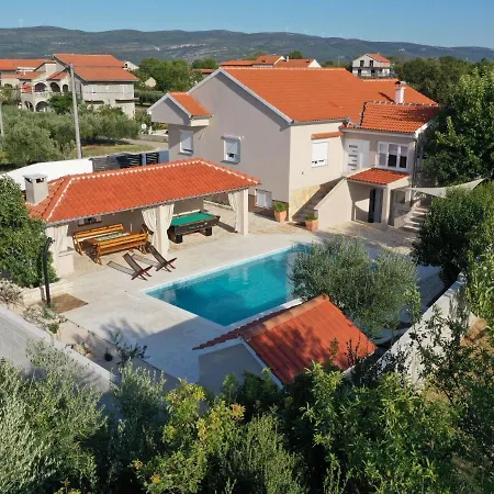 Villa In With Swimming Pool And 5-person Jacuzzi