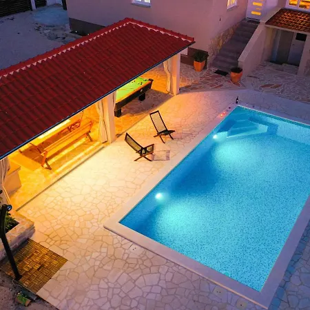 In With Swimming Pool And 5-person Jacuzzi