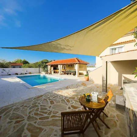 Villa In With Swimming Pool And 5-person Jacuzzi