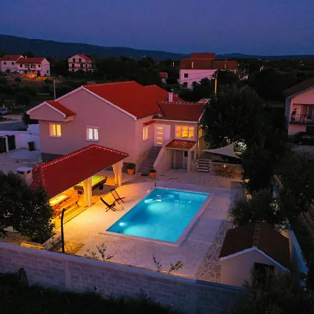 Villa In With Swimming Pool And 5-person Jacuzzi *