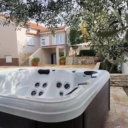 Villa In With Swimming Pool And 5-person Jacuzzi *