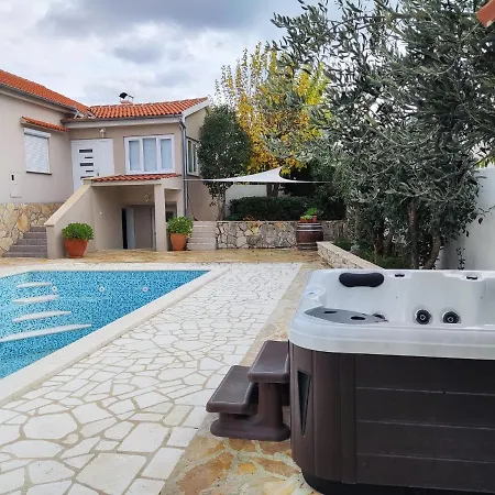 Villa In With Swimming Pool And 5-person Jacuzzi Pridraga