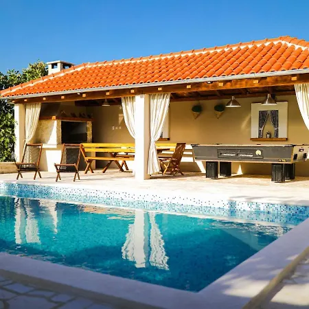 In With Swimming Pool And 5-person Jacuzzi Pridraga