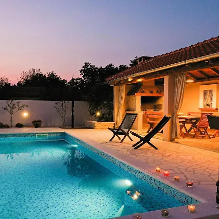 In With Swimming Pool And 5-person Jacuzzi * Pridraga