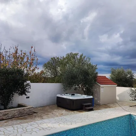 In With Swimming Pool And 5-person Jacuzzi *