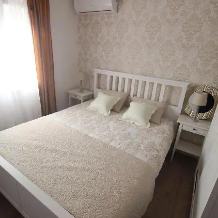 Villa In With Swimming Pool And 5-person Jacuzzi *