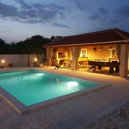 In With Swimming Pool And 5-person Jacuzzi Pridraga
