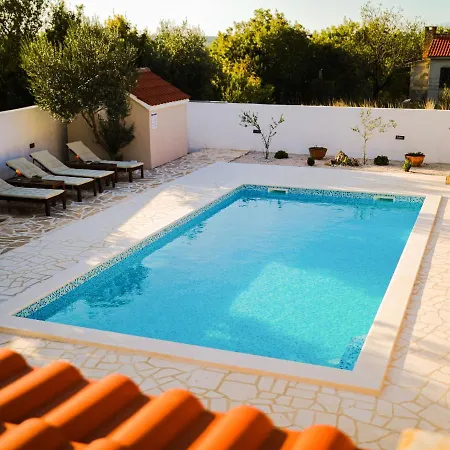 In With Swimming Pool And 5-person Jacuzzi Villa Pridraga