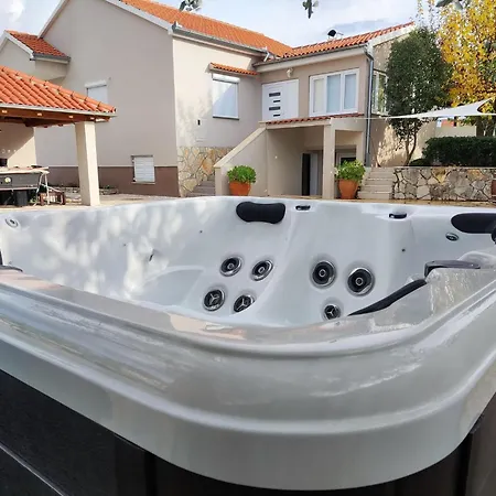 In With Swimming Pool And 5-person Jacuzzi Villa *