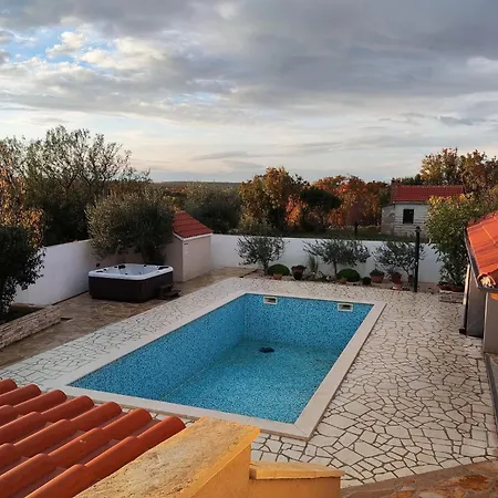 In With Swimming Pool And 5-person Jacuzzi * Pridraga