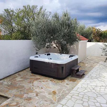In With Swimming Pool And 5-person Jacuzzi *
